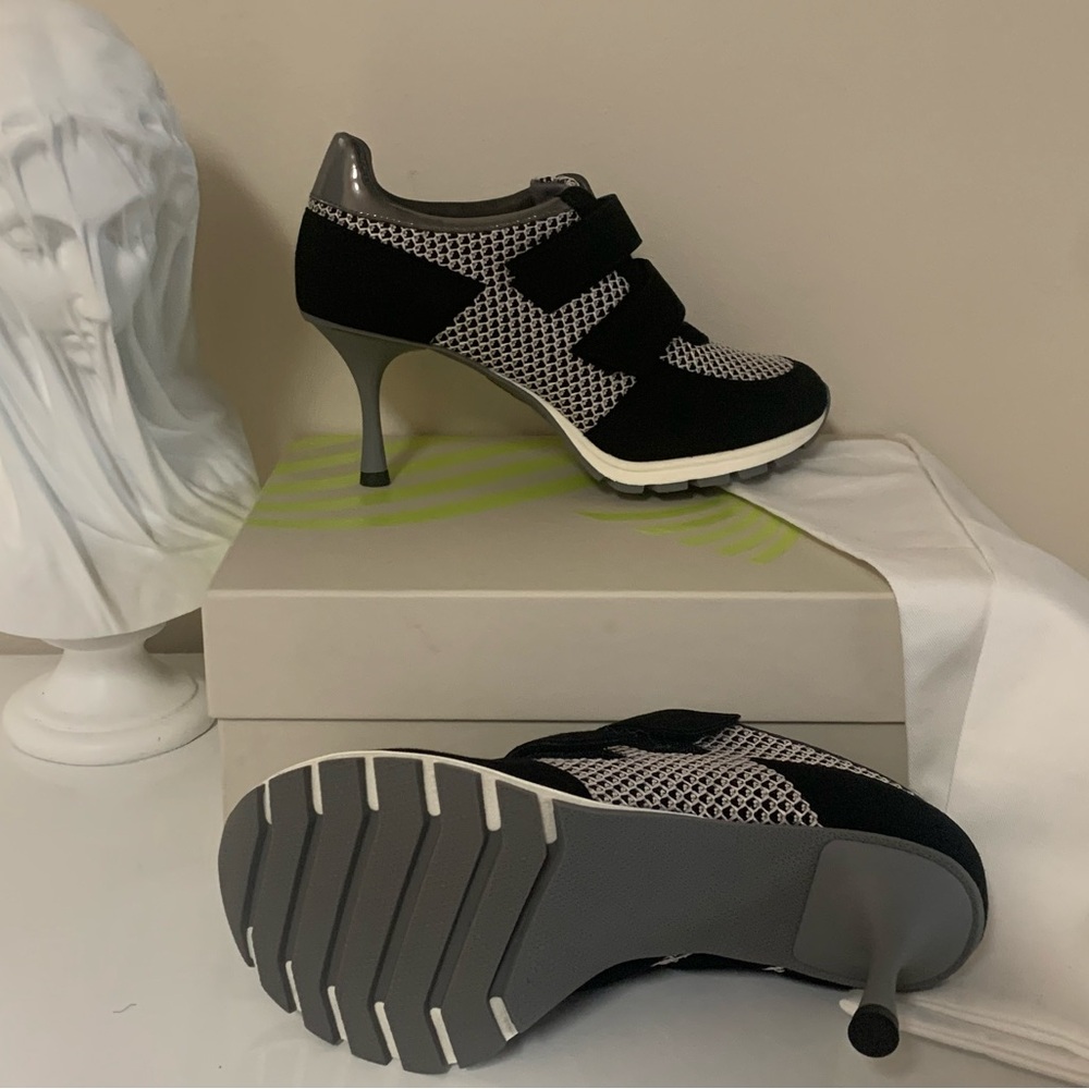Chic Black and White Women's Sneex The Blake Brand New Currently $545 - Picture 2 of 4
